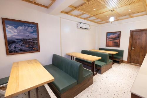 The Lake Palm Hotel,,3 star