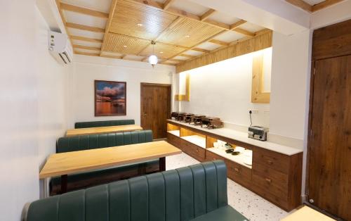The Lake Palm Hotel,,3 star