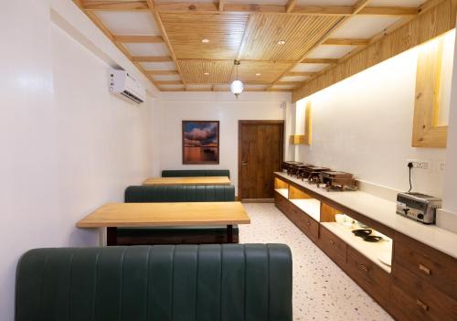 The Lake Palm Hotel,,3 star