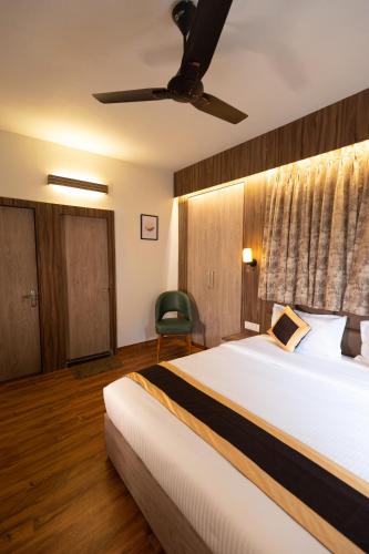 the lake palm hotel