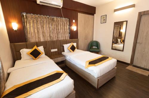 the lake palm hotel