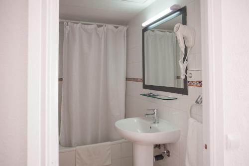 hostal los pinos