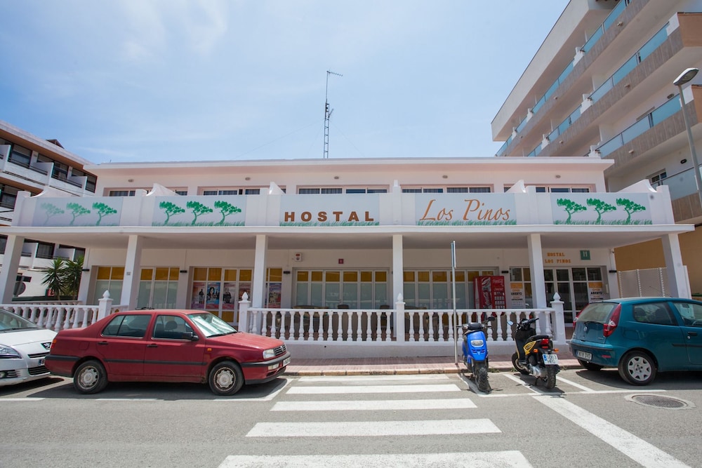 hostal los pinos