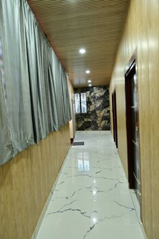 Hotel Raj Inn,,3 star
