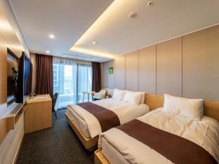 m83 hotel