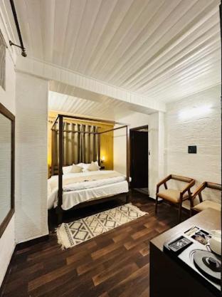 the mountain muse cafe bakery and stay manali