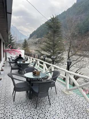 the mountain muse cafe bakery and stay manali