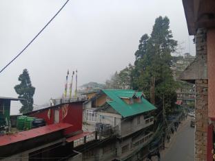 himalayan paradise grand retreat and dining