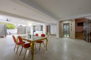 yashobhoomi suites near yashobhoomi convention centre