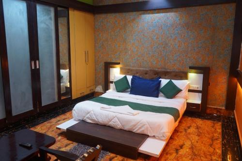hotel konaaz inn