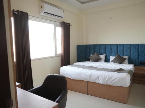 The Raas Guestline,,3 star