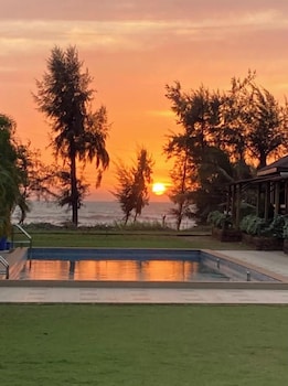 Sunbliss Pinewood Beach Resort,,2 star