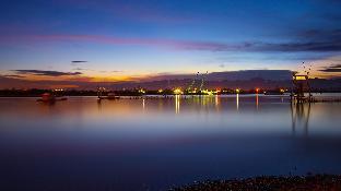 one bedroom with sea view and city lights