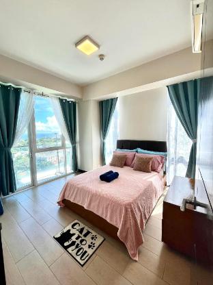 one bedroom with sea view and city lights