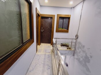 Shree Krishna Hotel,,2 star