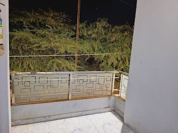 Shree Krishna Hotel,,2 star