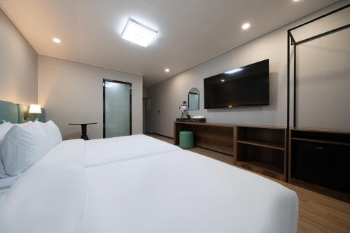 gunsan hound hotel