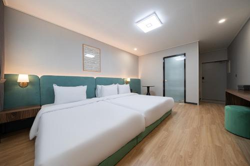 gunsan hound hotel