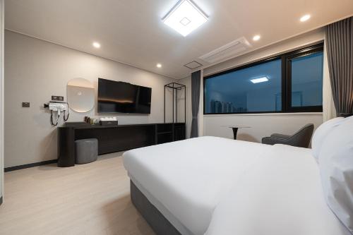 gunsan hound hotel