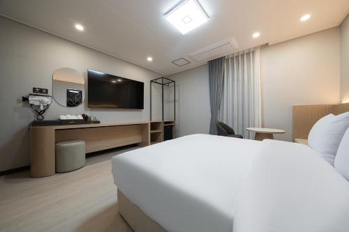 gunsan hound hotel