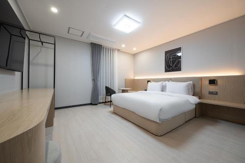 gunsan hound hotel