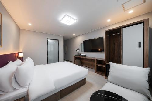 gunsan hound hotel