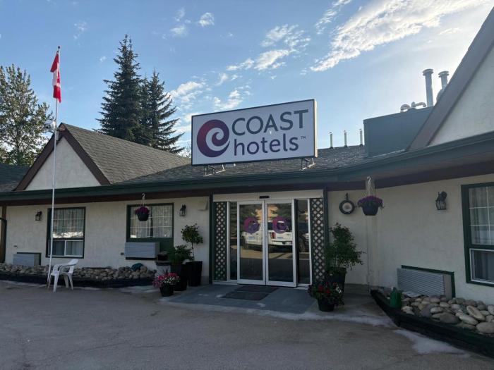 coast whitecourt hotel