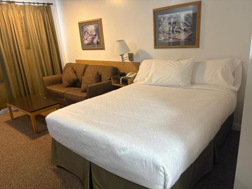 coast whitecourt hotel