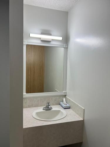 coast whitecourt hotel