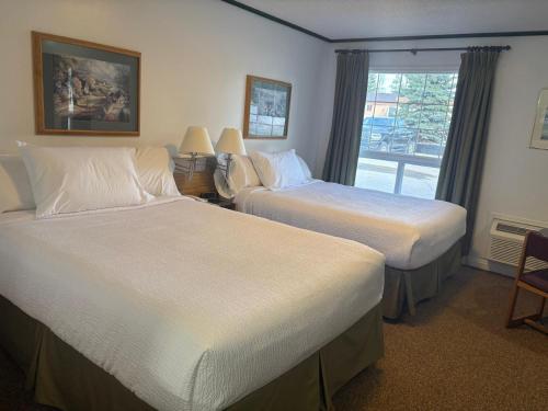 coast whitecourt hotel