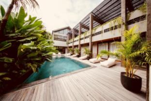 thehub pererenan coworking pool and rooftop
