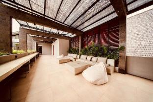 thehub pererenan coworking pool and rooftop