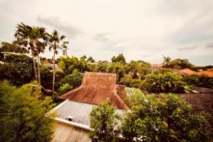 thehub pererenan coworking pool and rooftop