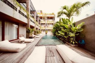 thehub pererenan coworking pool and rooftop