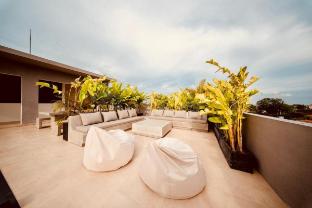 thehub pererenan coworking pool and rooftop
