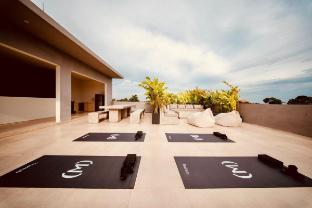 thehub pererenan coworking pool and rooftop