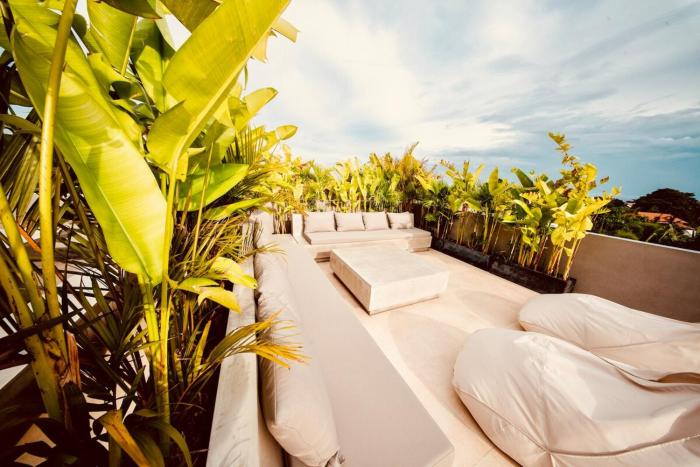 thehub pererenan coworking pool and rooftop