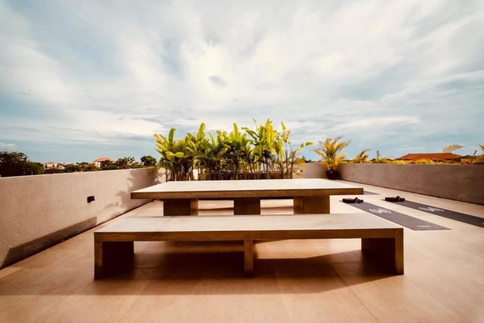 thehub pererenan coworking pool and rooftop