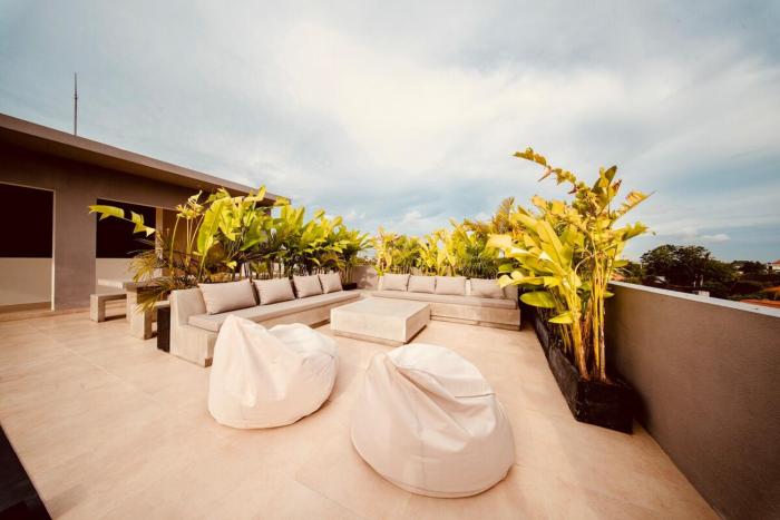 thehub pererenan coworking pool and rooftop