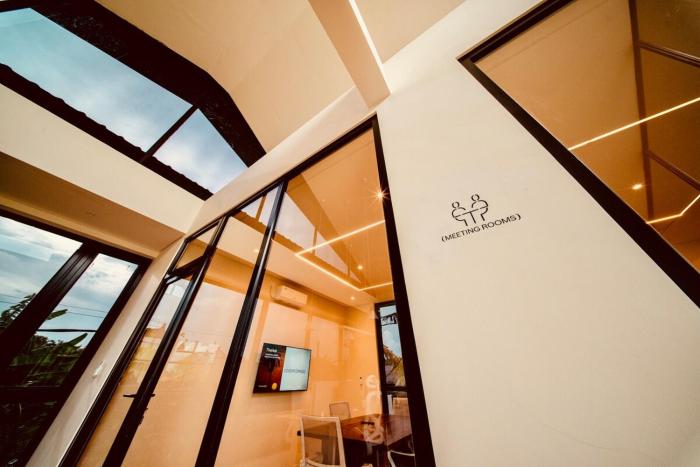 thehub pererenan coworking pool and rooftop