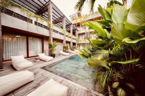 thehub pererenan coworking pool and rooftop
