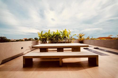 thehub pererenan coworking pool and rooftop