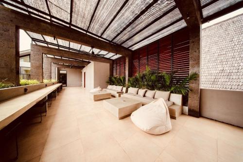 thehub pererenan coworking pool and rooftop