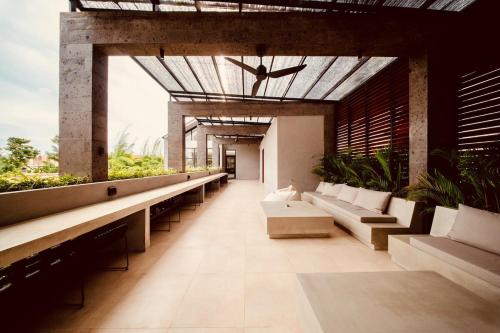 thehub pererenan coworking pool and rooftop