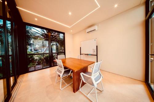 thehub pererenan coworking pool and rooftop