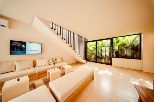 thehub pererenan coworking pool and rooftop
