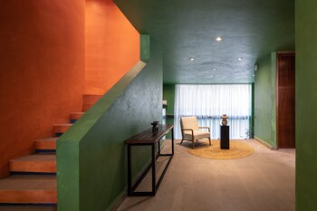Downtown Luxury 5Br Home Rooftop Views,,5 star