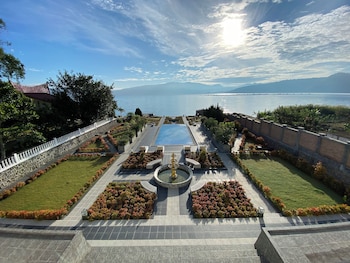 toba retreat mansion and villas