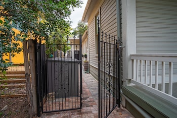 exquisite studio guesthouse near downtowns core