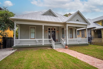 exquisite studio guesthouse near downtowns core